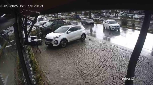 El freni çekilmeyen otomobil, başka araca çarptı 1