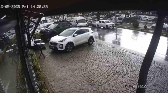 El freni çekilmeyen otomobil, başka araca çarptı 2