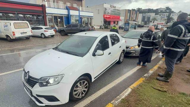 El freni çekilmeyen otomobil, başka araca çarptı 3