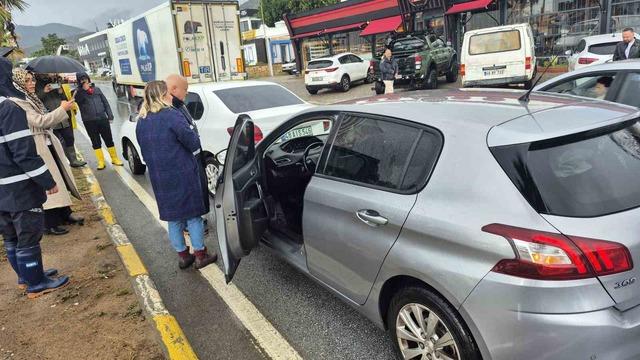El freni çekilmeyen otomobil, başka araca çarptı 4