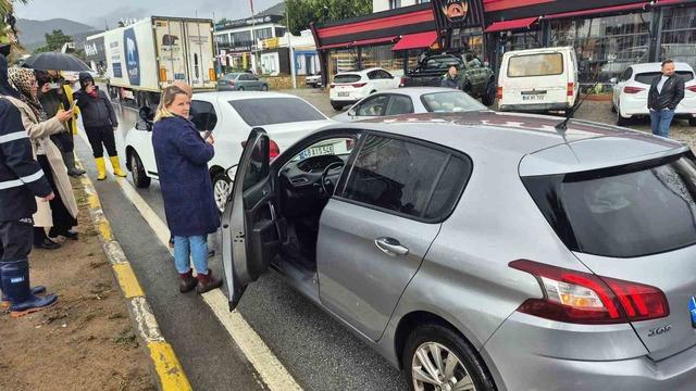 El freni çekilmeyen otomobil, başka araca çarptı 5