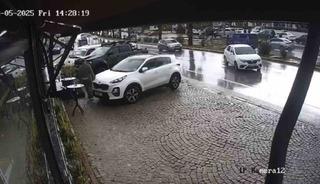 El freni çekilmeyen otomobil, başka araca çarptı