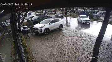 El freni çekilmeyen otomobil, başka araca çarptı