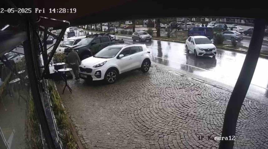 El freni çekilmeyen otomobil, başka araca çarptı