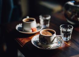 Türk kahvesinin yanında neden su verilir?