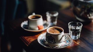 Türk kahvesinin yanında neden su verilir?