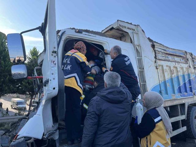 Ordu’da tır ile kamyon çarpıştı: Araçta sıkışan kamyon sürücüsü kurtarıldı 1