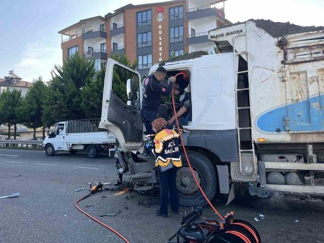 Ordu’da tır ile kamyon çarpıştı: Araçta sıkışan kamyon sürücüsü kurtarıldı 2