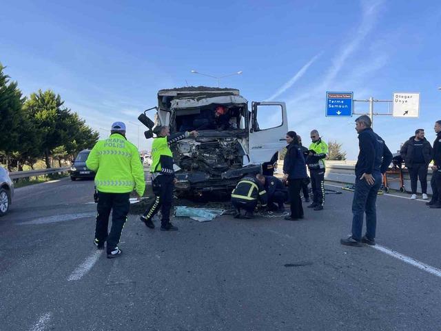 Ordu’da tır ile kamyon çarpıştı: Araçta sıkışan kamyon sürücüsü kurtarıldı 3
