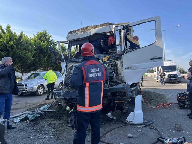 Ordu’da tır ile kamyon çarpıştı: Araçta sıkışan kamyon sürücüsü kurtarıldı 4