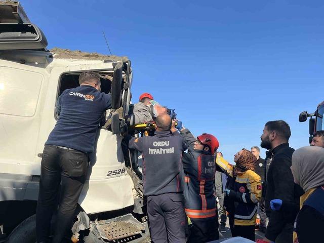 Ordu’da tır ile kamyon çarpıştı: Araçta sıkışan kamyon sürücüsü kurtarıldı 5
