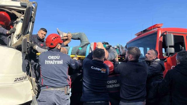 Ordu’da tır ile kamyon çarpıştı: Araçta sıkışan kamyon sürücüsü kurtarıldı