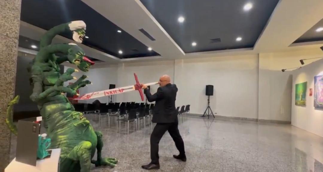 Heykeli yapana da sergileyene de gözaltı! Kılıçlı görüntüler gündem oldu 1