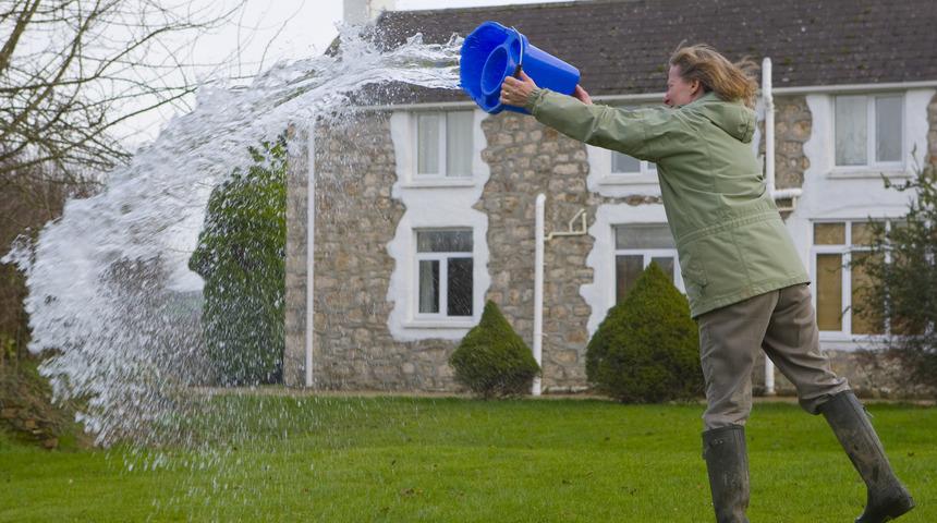 Gidenin arkasından neden su dökülür?