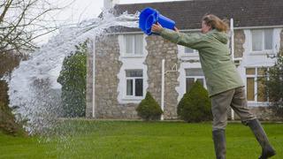 Gidenin arkasından neden su dökülür?