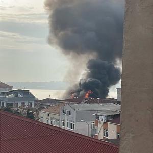 Küçükçekmece’de 4 katlı binanın çatı katından alevler yükseldi: O anlar kamerada