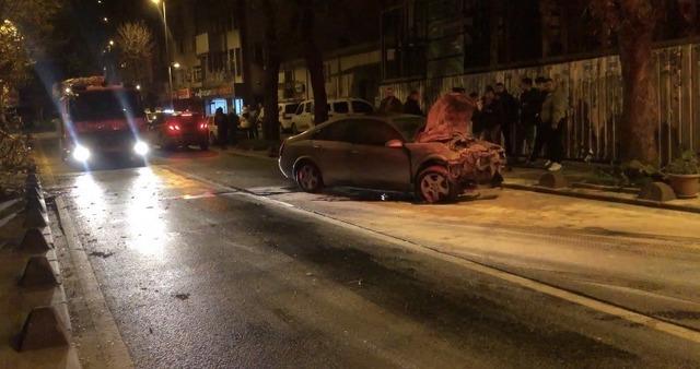 Beykoz’da ehliyetsiz sürücünün kullandığı otomobil ağaca çarpıp yola savruldu: 2 yaralı 2
