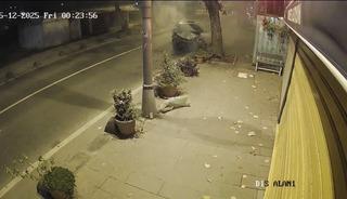 Beykoz’da ehliyetsiz sürücünün kullandığı otomobil ağaca çarpıp yola savruldu: 2 yaralı