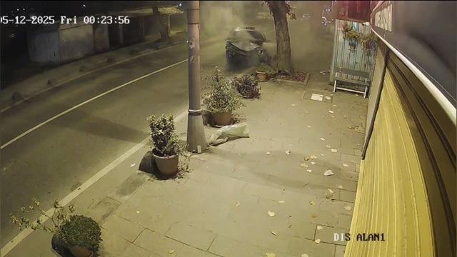 Beykoz’da ehliyetsiz sürücünün kullandığı otomobil ağaca çarpıp yola savruldu: 2 yaralı