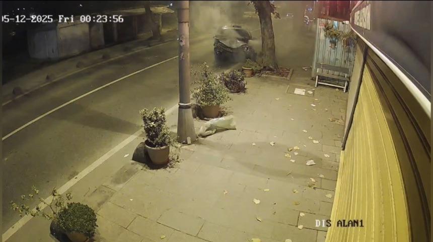 Beykoz’da ehliyetsiz sürücünün kullandığı otomobil ağaca çarpıp yola savruldu: 2 yaralı