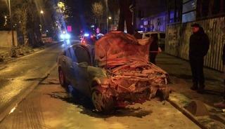 Ağaca çarpıp yola savruldular: 2 yaralı