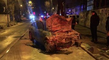 Beykoz'da ehliyetsiz sürücünün kullandığı otomobil ağaca çarpıp yola savruldu: 2 yaralı