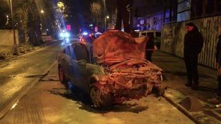 Beykoz'da ehliyetsiz sürücünün kullandığı otomobil ağaca çarpıp yola savruldu: 2 yaralı