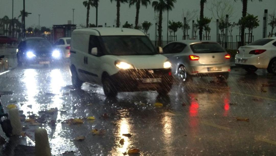 Antalya da şiddetli yağış etkili oldu, şimşekler görsel şölen oluşturdu 2