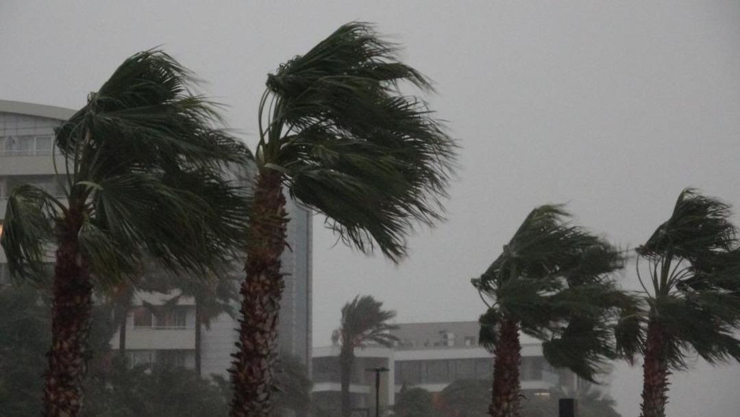 Antalya da şiddetli yağış etkili oldu, şimşekler görsel şölen oluşturdu 3