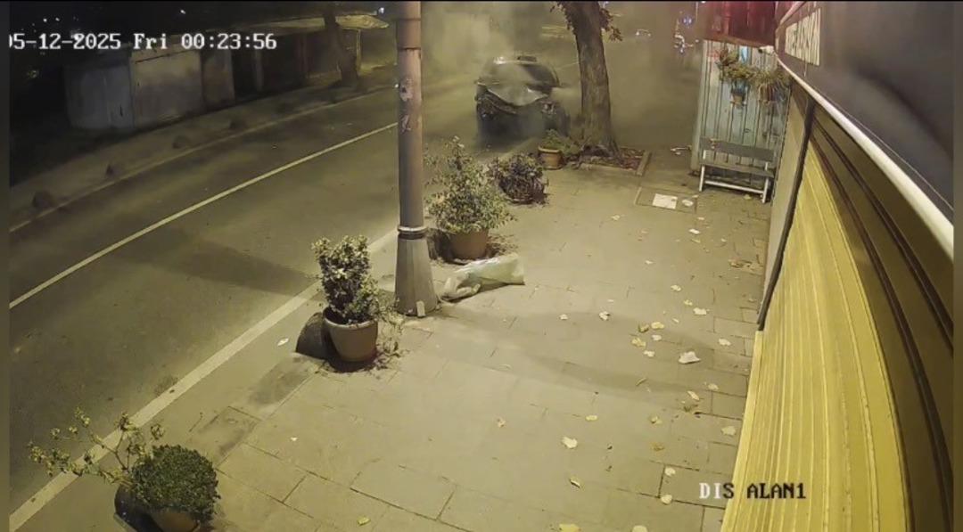 Beykoz da ehliyetsiz sürücünün kullandığı otomobil ağaca çarpıp yola savruldu: 2 yaralı 1