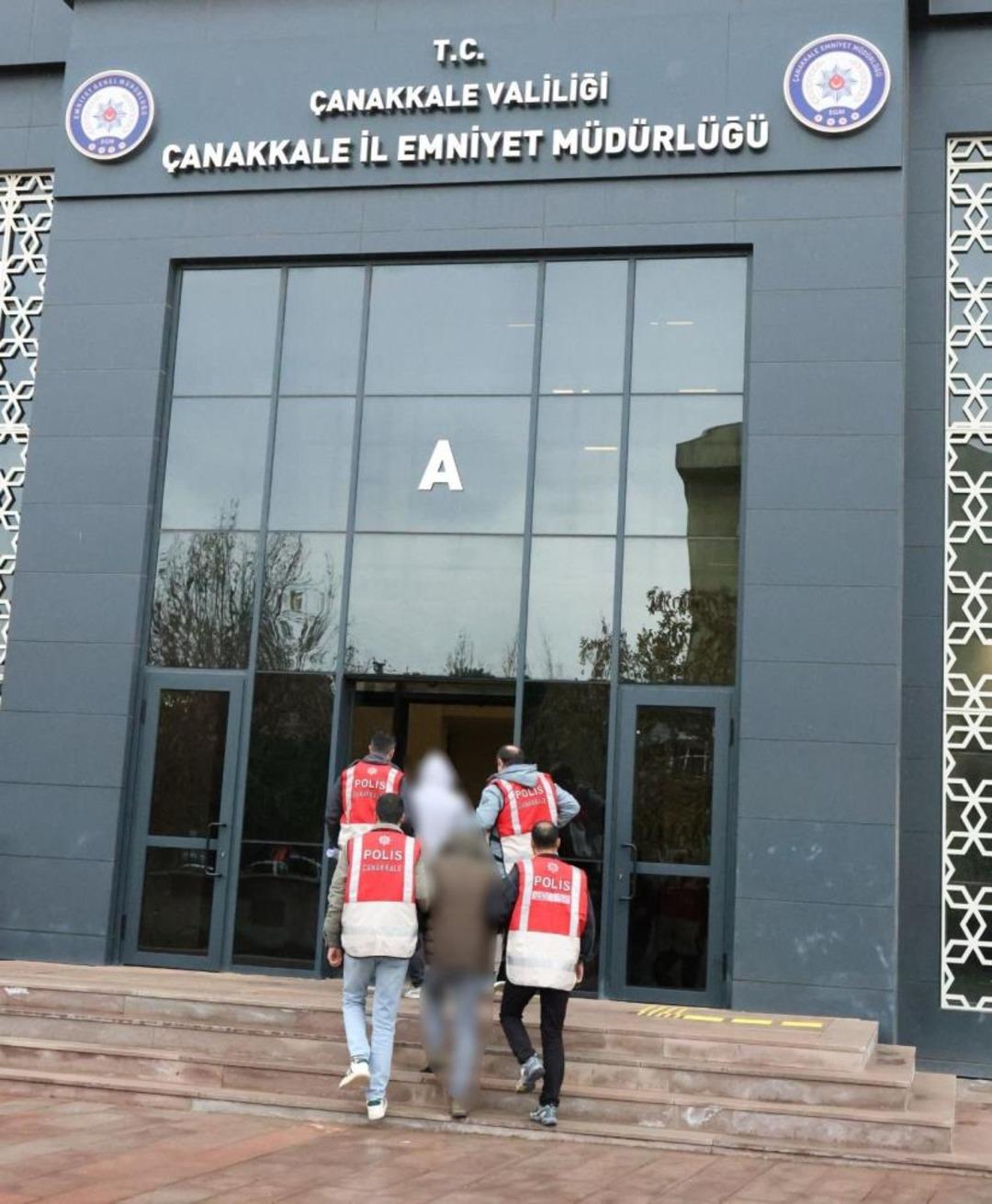 Çanakkale de kuyumcuyu soymaya kalkışan 2 şüpheli tutuklandı 1