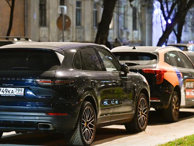 Yüzlerce Porsche sahibi yolda kaldı! Uydu aracılığıyla bloke ettiler