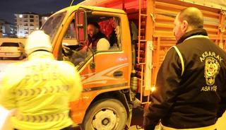 Yer: Aksaray! Ehliyetsiz sürücü çekme belgeli kamyonetle yakalandı