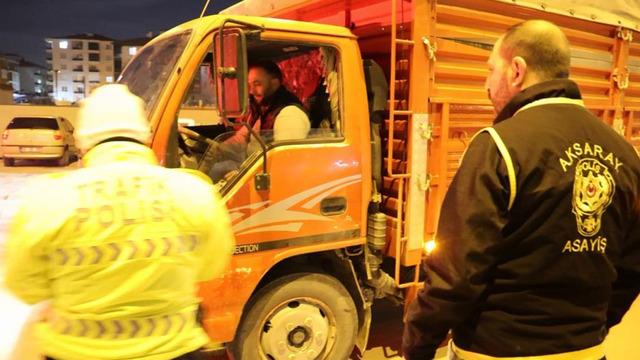 Yer: Aksaray! Ehliyetsiz sürücü çekme belgeli kamyonetle yakalandı