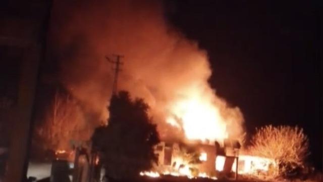 Tüplerin saklandığı ev alev aldı: Patlama anları kamerada