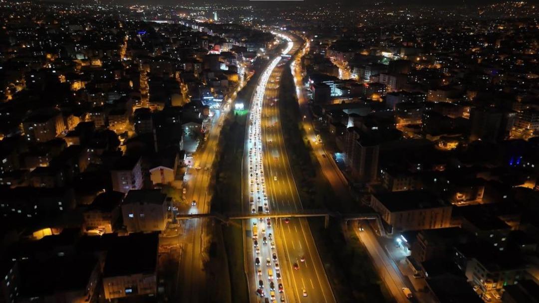 TEM de kaçan sürücü zincirleme kazaya neden oldu: 2 yaralı 3