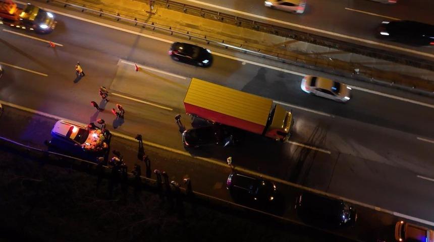 TEM'de kaçan sürücü zincirleme kazaya neden oldu: 2 yaralı