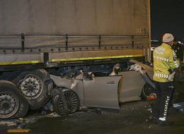 Tırın altında 300 metre sürüklendi! Aracı gören, tekrar bakamadı