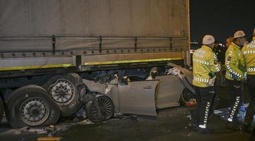 Tırın altında 300 metre sürüklendi! Aracı gören, tekrar bakmaya zorlandı