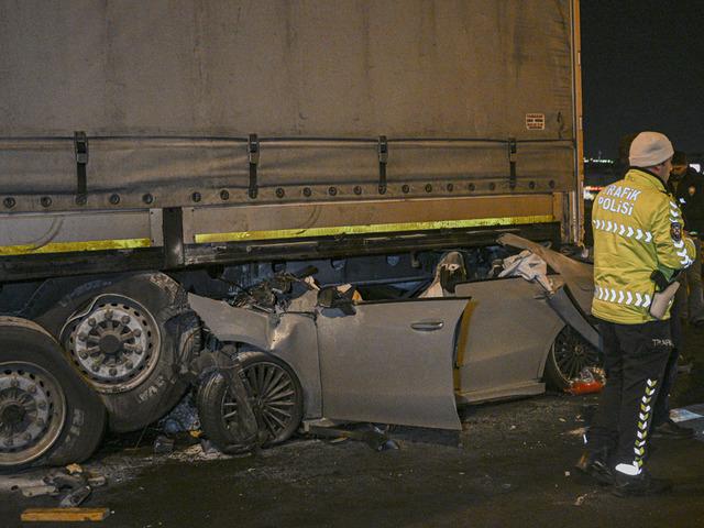 Tırın altında 300 metre sürüklendi! Aracı gören, tekrar bakamadı