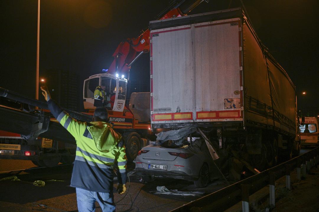 Tırın altında 300 metre sürüklendi! Aracı gören, tekrar bakmaya zorlandı 4