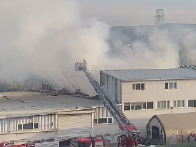 Tuzla'da fabrika yangını! Dumanlar gökyüzünü kapladı