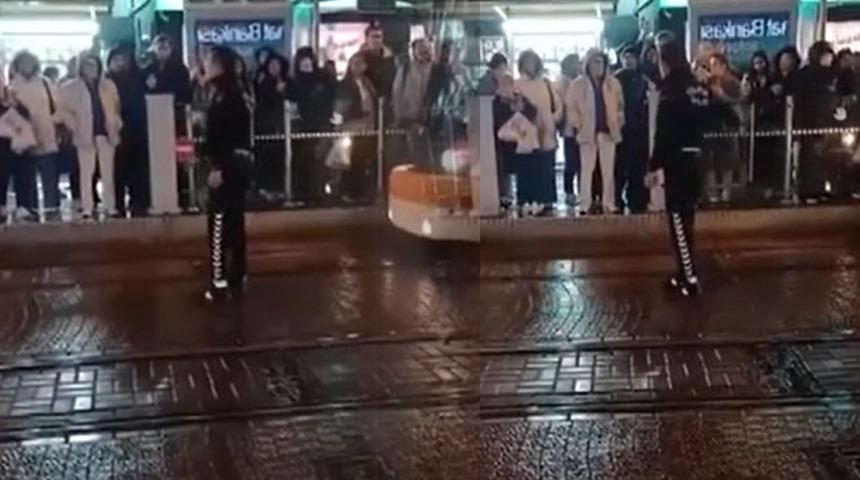 Trafik polisinin cadde ortasındaki yaptığı konuşma gündem oldu! Açığa alındı, yeni paylaşım geldi