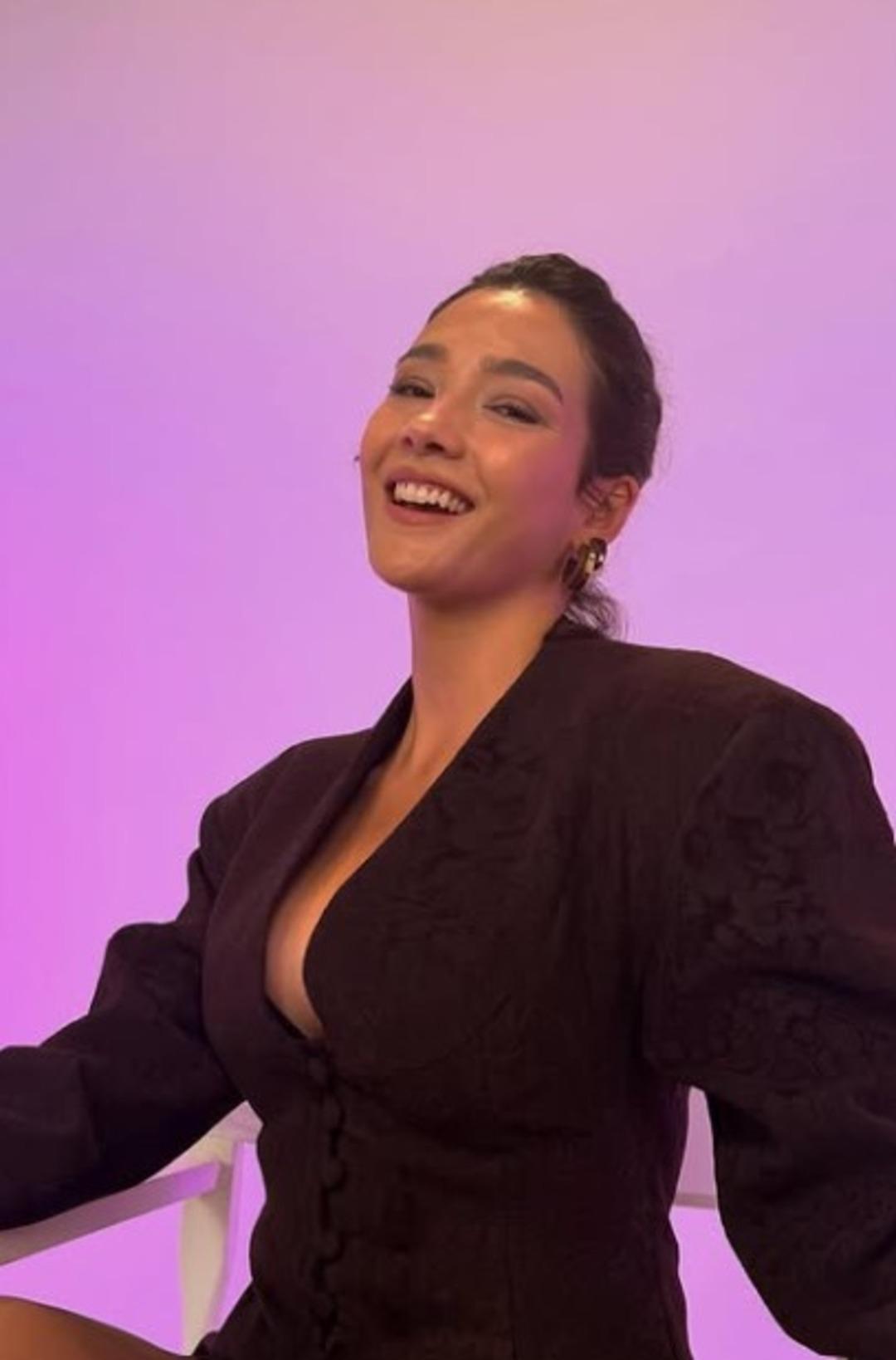 Halef Köklerin Çağrısı nın yıldızı Aybüke Pusat mini şortuyla peş peşe poz verdi! Beğeni butonu çöktü 3