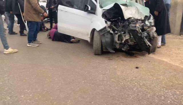 Şanlıurfa’da kamyonet ile hafif ticari araç çarpıştı: 2’si çocuk 4 yaralı 3