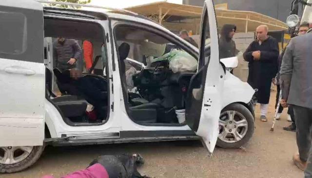 Şanlıurfa’da kamyonet ile hafif ticari araç çarpıştı: 2’si çocuk 4 yaralı 1