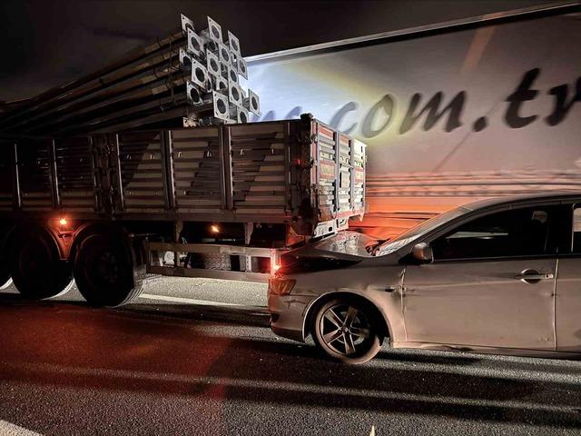 İki tır ve otomobilin çarpıştığı kazada bir kişi yaralandı 3