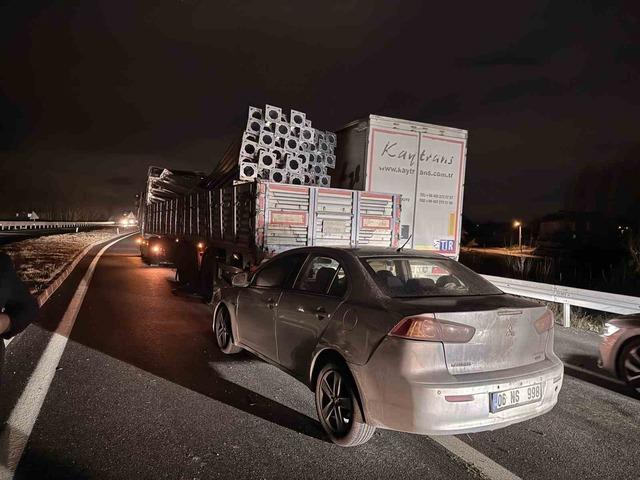 İki tır ve otomobilin çarpıştığı kazada bir kişi yaralandı 2