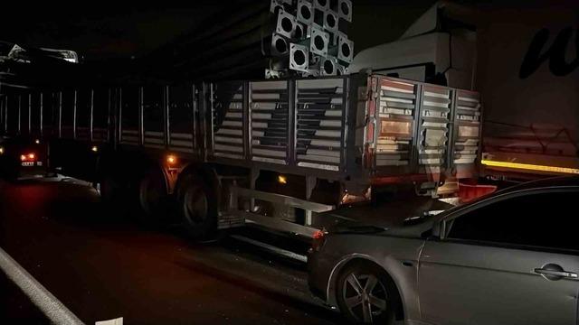 İki tır ve otomobilin çarpıştığı kazada bir kişi yaralandı 1