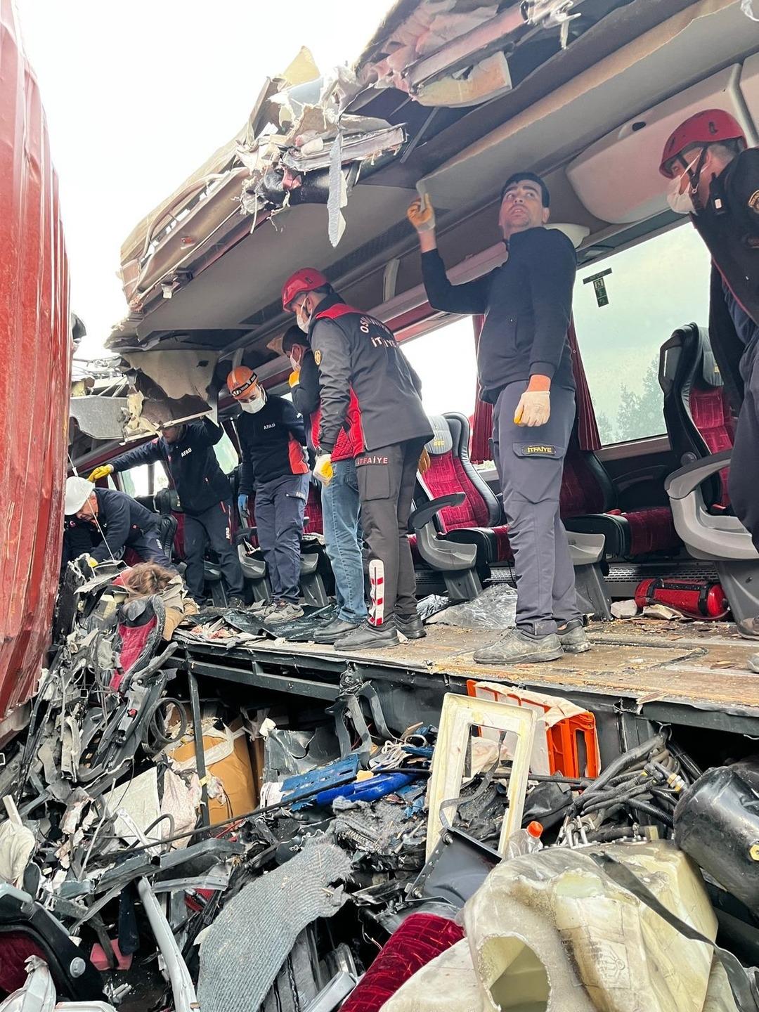 SON DAKİKA | Osmaniye de yolcu otobüsü kaza yaptı! Çok sayıda ölü ve yaralı var 2